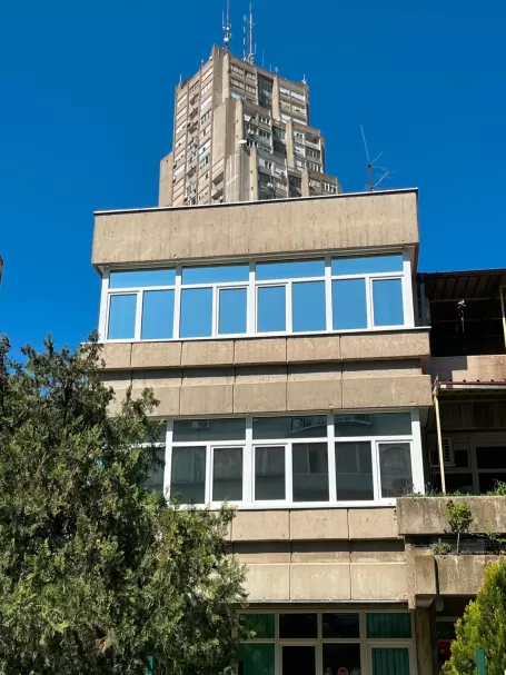 Stopsol UV folija sa ogledalo efektom na fasadi zgrade u Beogradu